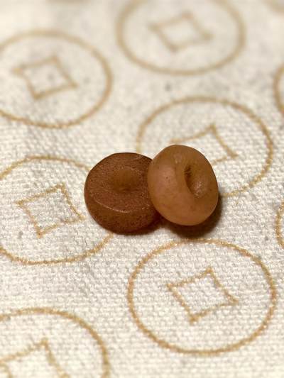 抚柳草堂-第四期章牌钱币（圣诞专场） 奖章勋章限时免佣 满百包邮 放漏专场 - 新石器时代 研磨类水晶石英质古珠一对 总重3.2g 直径13mm左右 永久保真