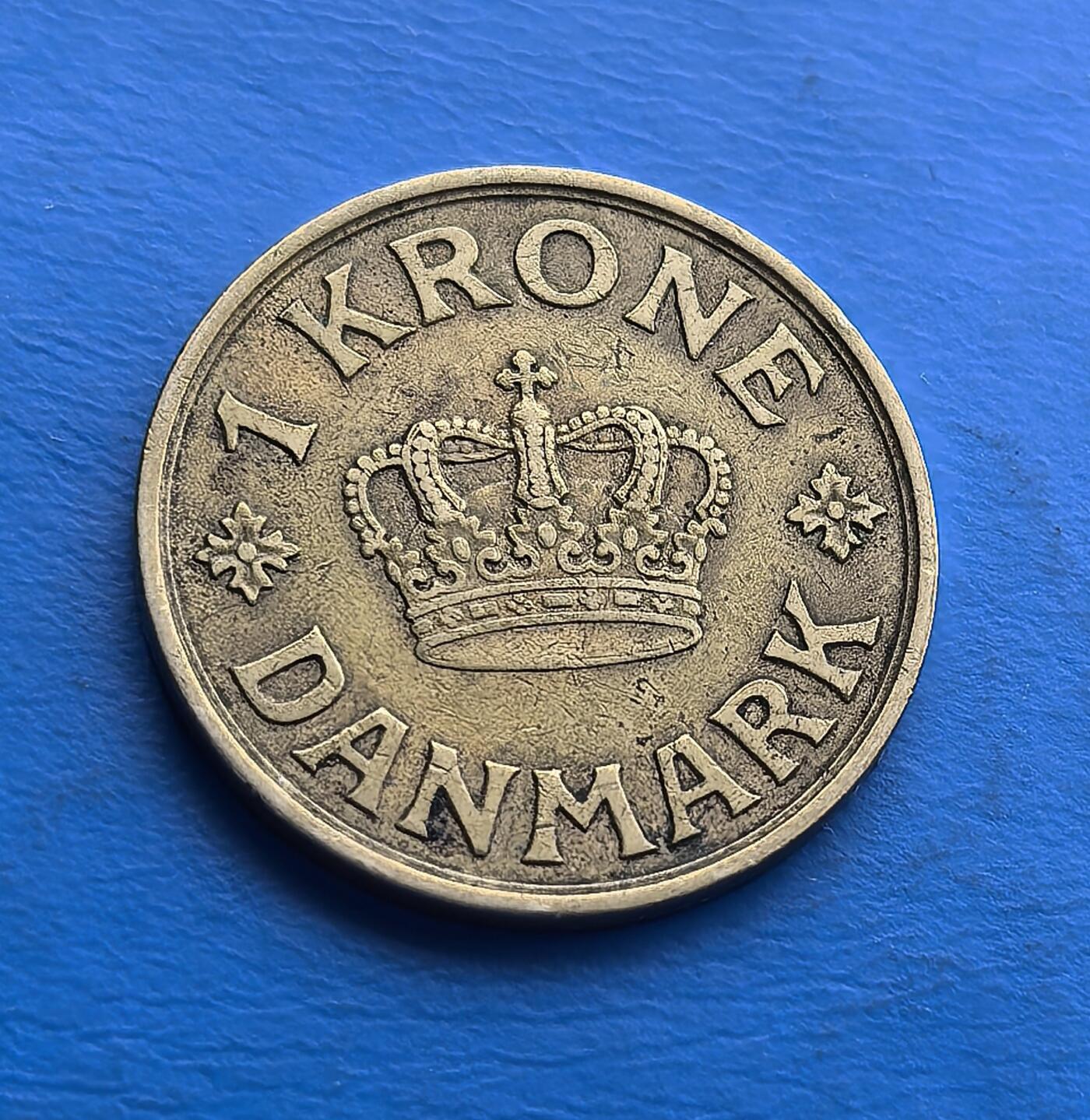 外国优质老铜币高银银币，周六九点倒数截拍，满百包邮，持续收拍 丹麦 1939 年1 克朗，铸于二战前夜，克里斯蒂安十世统治期。正面皇冠、背面君主花押（CXC），尽显王室符号。铜镍包浆藏岁月，见证北欧战前宁静与王权传承。北欧铸工精细，承载丹麦君主制脉络，是二战前夜货币标本，亲民门槛，适配王室及欧洲币藏，解码战前北欧历史 。
