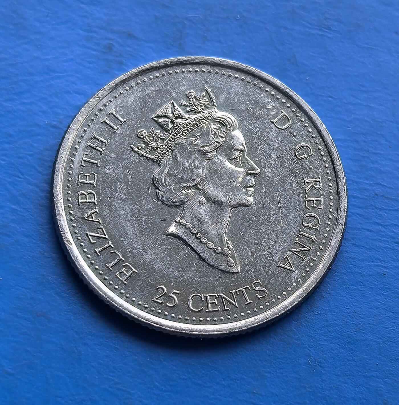 外国优质老铜币高银银币，周六九点倒数截拍，满百包邮，持续收拍 加拿大2000 年25 分千禧纪念币，属 “和谐（HARMONY）” 主题 。背面枫叶由人手交织而成，呼应双语铭文，具象化多元包容的国家精神；正面女王王冠像经典。作为千禧年发行的系列币之一，币面设计巧思与时代印记交融，是收藏加拿大文化内核、见证千禧节点的独特载体 。