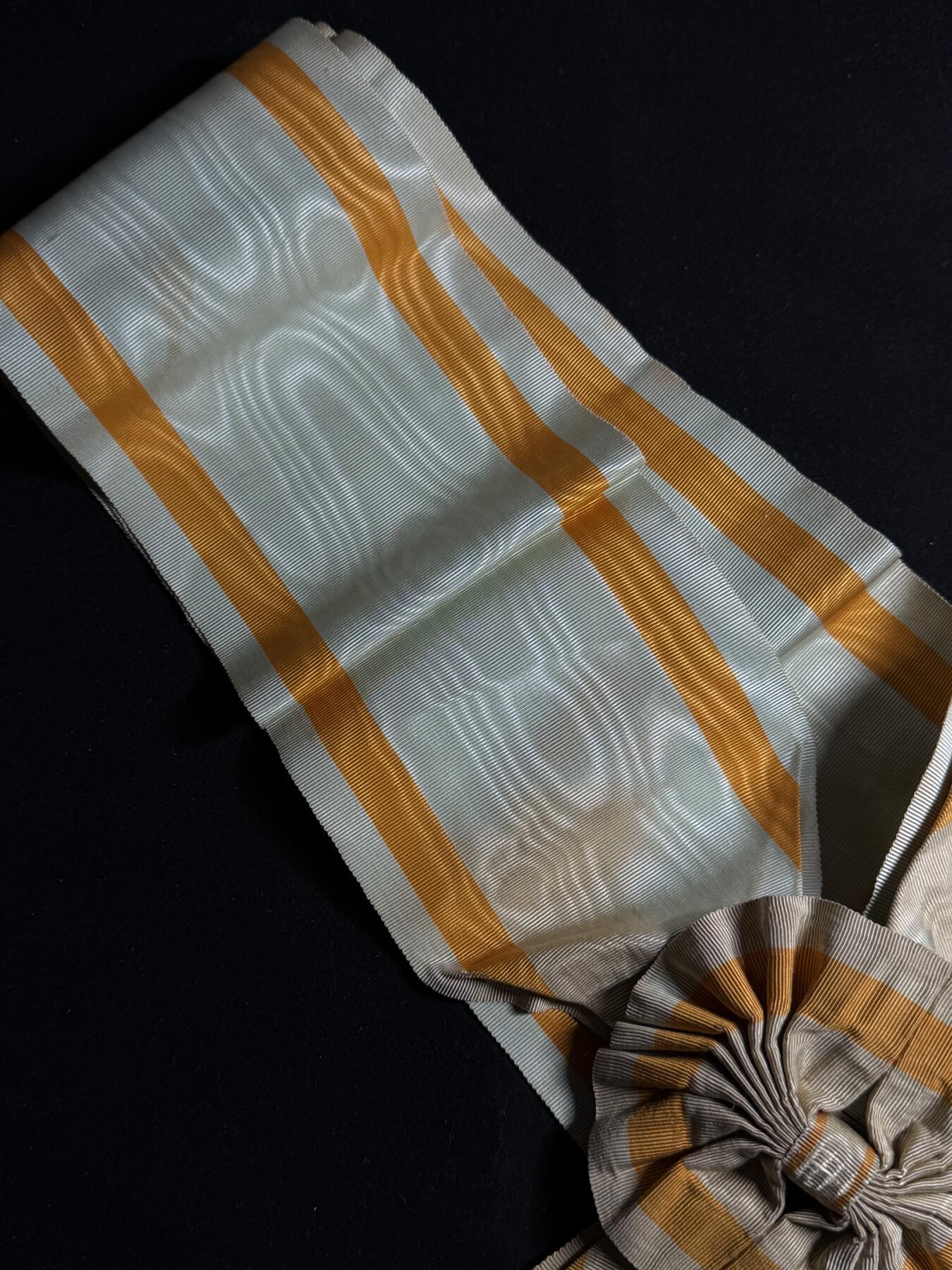 欢庆元旦！戎马世界章牌大赏第109期元旦大拍 勋一等瑞宝章大绶带，正面有老化掉色