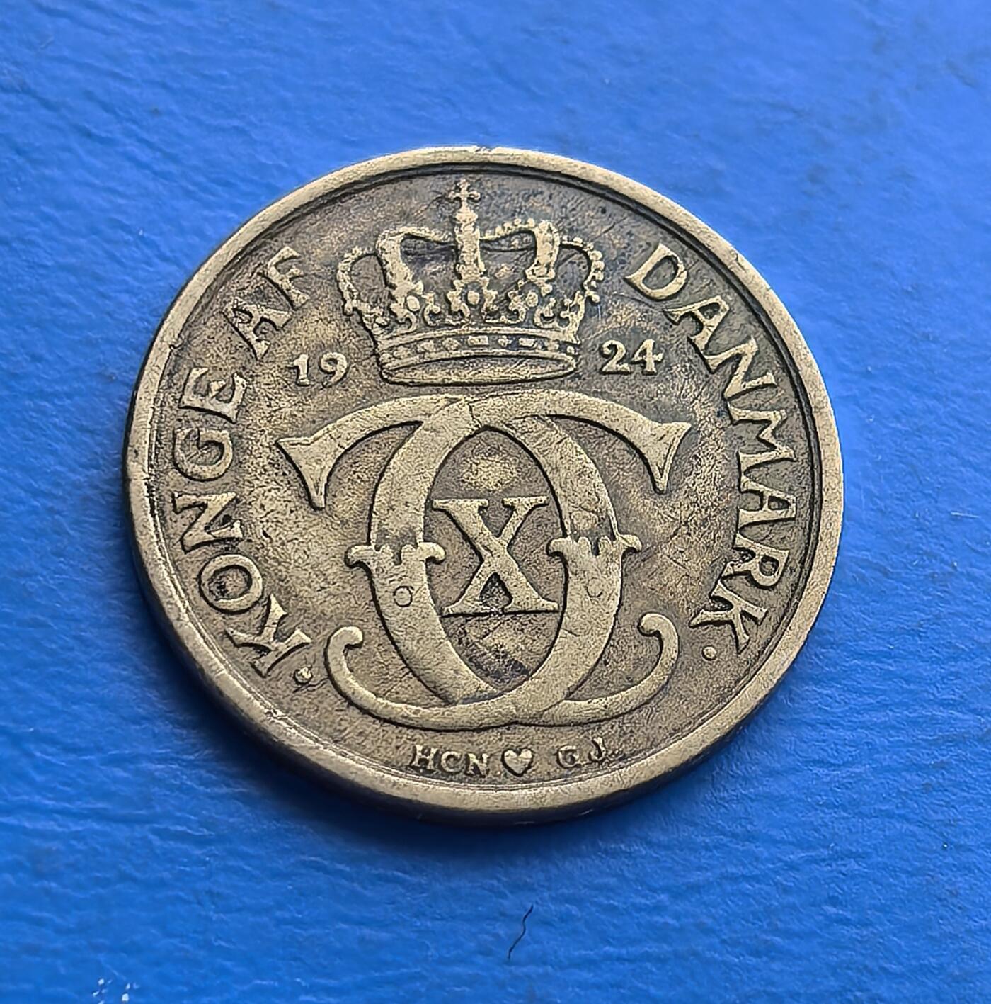 外国优质老铜币高银银币，周六九点倒数截拍，满百包邮，持续收拍 少见面值，1924 年丹麦半克朗，属克里斯蒂安十世统治早期（战后重建期）。正面君主花押（CXC）与皇冠呼应，背面皇冠庄严，凝萃北欧王室符号。铜镍包浆载岁月，见证战后丹麦稳定复兴。北欧铸工精细，亲民可藏，适配王室币藏与欧洲战后史专题，解码君主制下的和平重建脉络 。