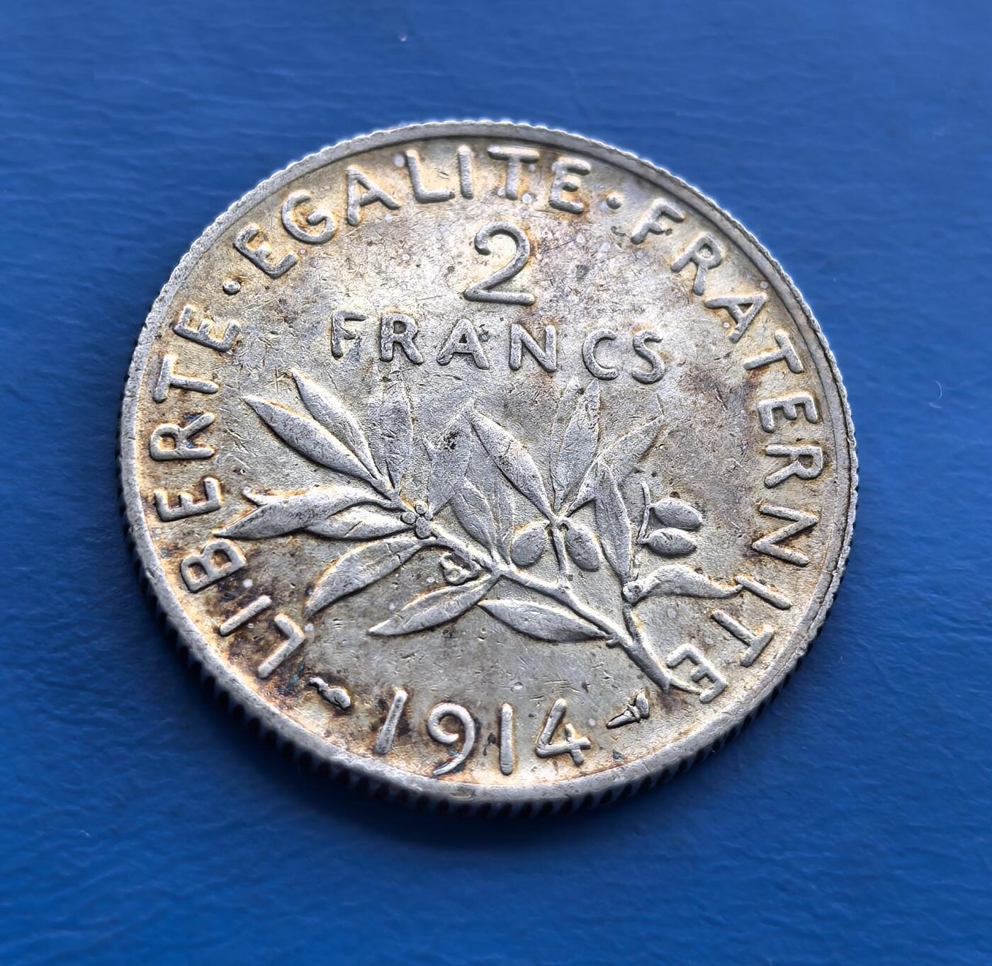 外国优质老铜币高银银币，周六九点倒数截拍，满百包邮，持续收拍 法国1914 年 2 法郎银币，诞生于一战爆发前夜。正面 “播种女神”（玛丽安娜象征），背面橄榄枝（和平意象与战争现实碰撞），铭文 “自由、平等、博爱” 烙刻共和精神。百年包浆凝岁月痕，承载战前社会脉络。设计融合艺术与政治符号，存世随流通递减，是解码一战前夜欧洲、填补法国银币收藏的珍贵标本，适配历史与艺术藏家 。
