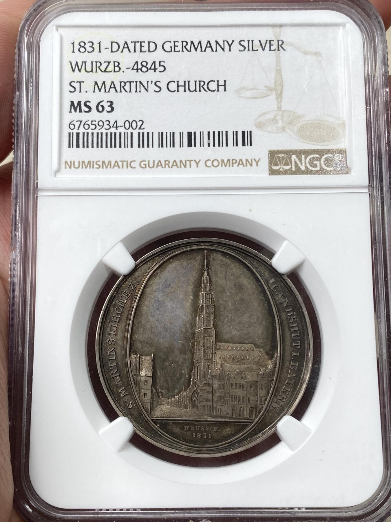 万国钱币拍卖第058期（万国新年大拍） NGC MS63 1831年德国巴伐利亚兰茨胡特圣马丁大教堂建成400周年纪念银章 原味天鹅绒彩 独特惹眼的椭圆镜框式设计非常漂亮 孔雀绿五彩极致美丽
