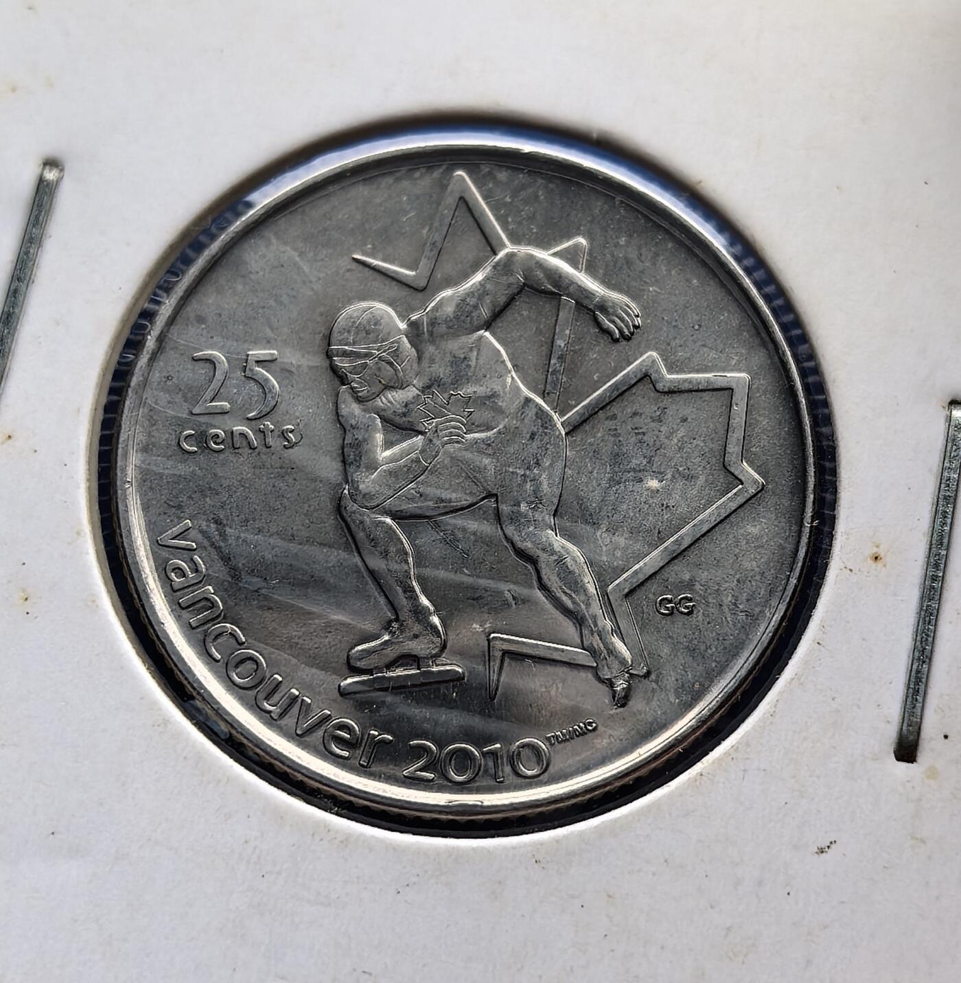 外国优质老铜币高银银币，周六九点倒数截拍，满百包邮，持续收拍 加拿大 速滑运动员25 分冬奥会纪念币。正面女王像旁，因纽石刻（原住民符号）与奥运五环交融；背面速滑运动员嵌入枫叶轮廓，定格冰雪运动张力。其融合王室、原住民、体育元素，承载加国多元文化，存世随流通递减，是解码温哥华冬奥、触摸地域文化的珍贵标的，适配体育与世界币藏家 。