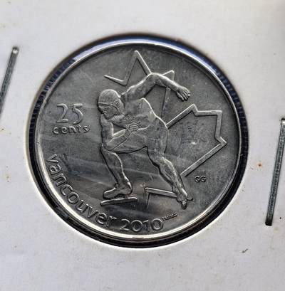 外国优质老铜币高银银币，周六九点倒数截拍，满百包邮，持续收拍 - 加拿大 速滑运动员25 分冬奥会纪念币。正面女王像旁，因纽石刻（原住民符号）与奥运五环交融；背面速滑运动员嵌入枫叶轮廓，定格冰雪运动张力。其融合王室、原住民、体育元素，承载加国多元文化，存世随流通递减，是解码温哥华冬奥、触摸地域文化的珍贵标的，适配体育与世界币藏家 。