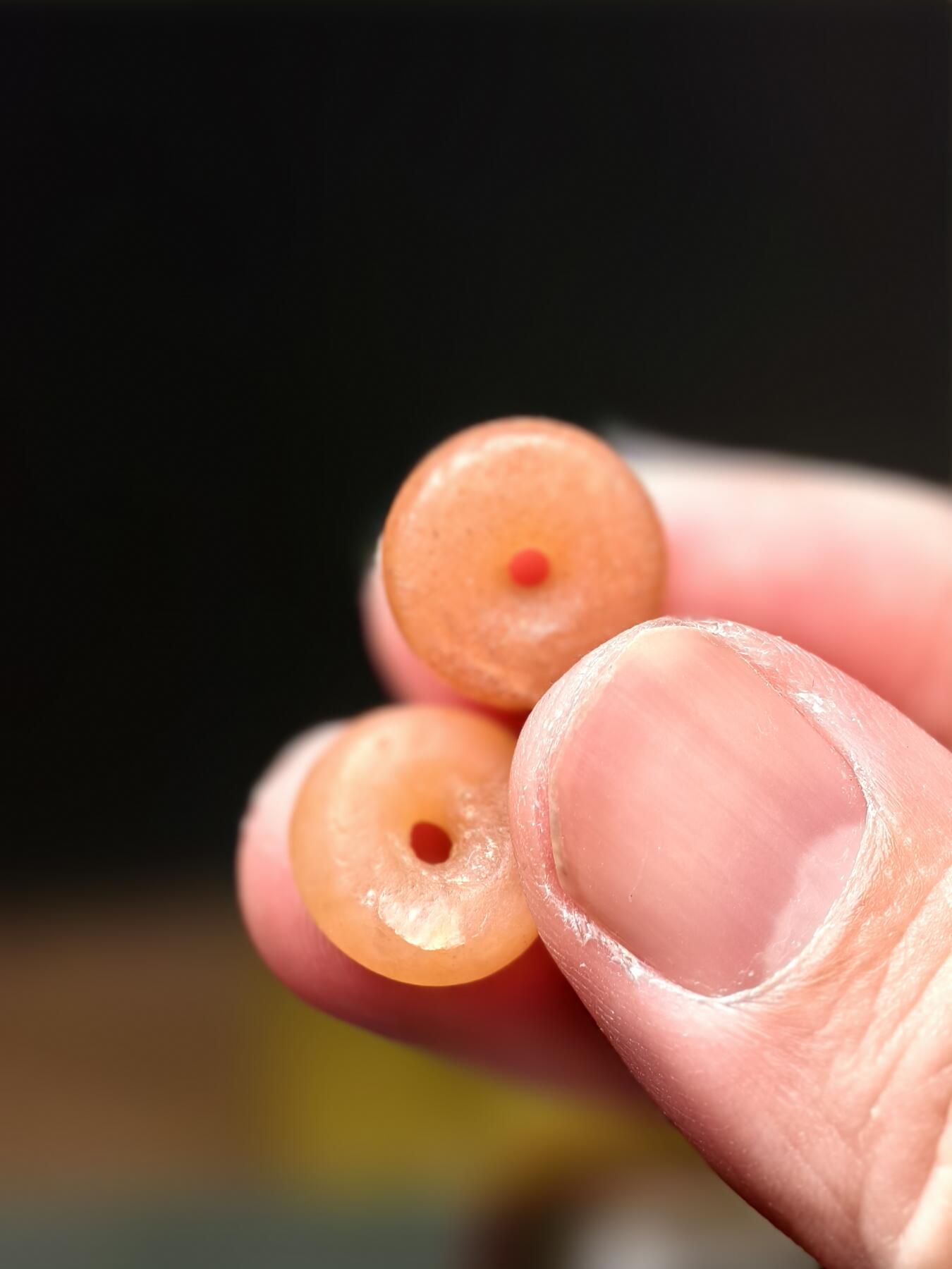 抚柳草堂-第四期章牌钱币（圣诞专场） 奖章勋章限时免佣 满百包邮 放漏专场 新石器时代 研磨类水晶石英质古珠一对 总重3.2g 直径13mm左右 永久保真