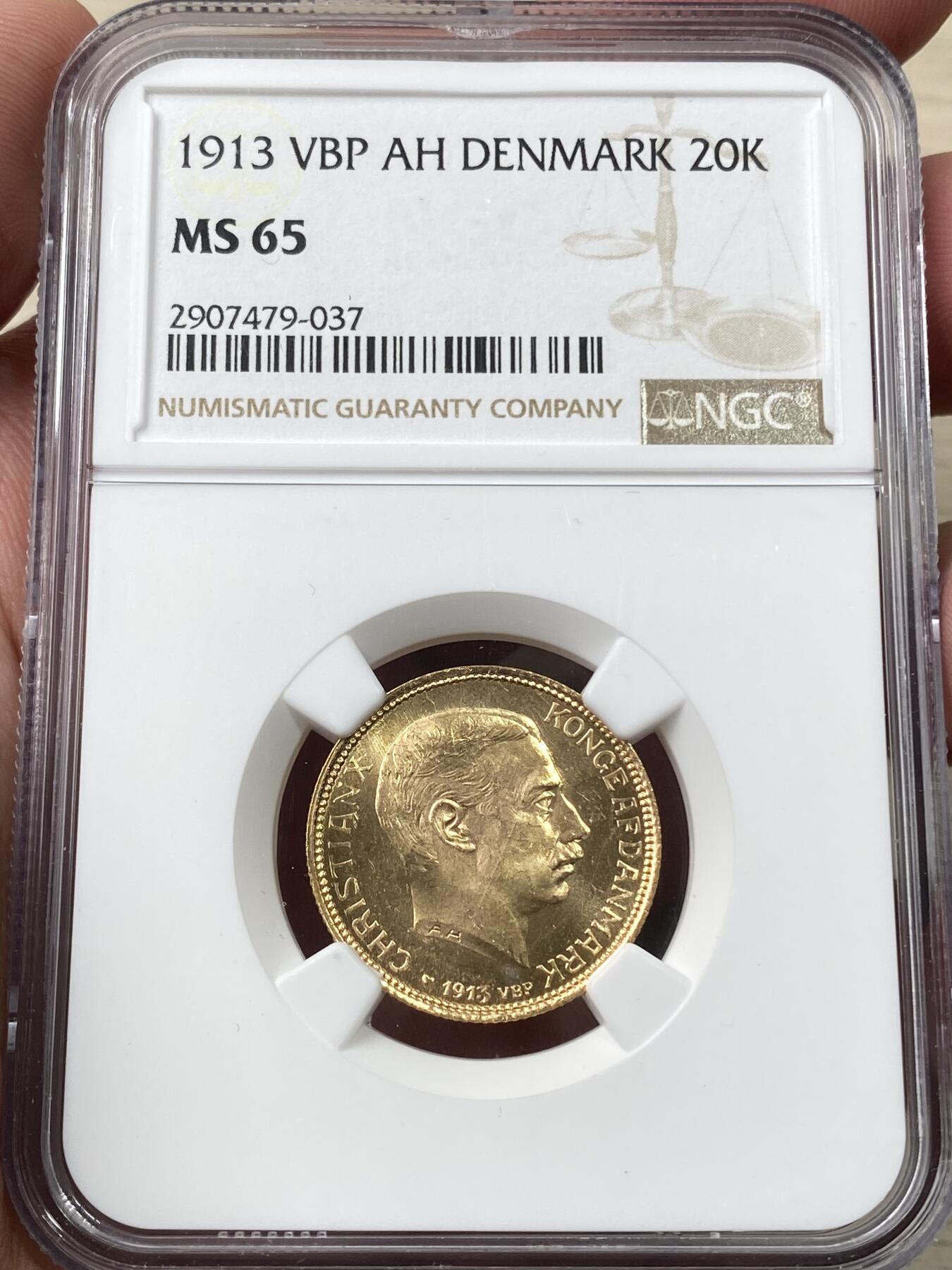 万国钱币拍卖第058期（万国新年大拍） NGC MS65 1913年丹麦克里斯蒂安十世20克朗金币 8.96G 900金 类镜面喷砂质感 邮票光泽BU品质收藏级
