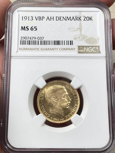 万国钱币拍卖第058期（万国新年大拍） - NGC MS65 1913年丹麦克里斯蒂安十世20克朗金币 8.96G 900金 类镜面喷砂质感 邮票光泽BU品质收藏级