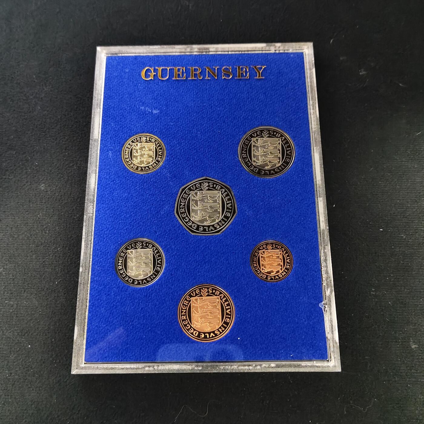 【全场包邮】纯粹捡漏拍489场（免费代拍第26场） 根西1981年官方发行皇家厂经典信封装精制套币-含根西百合1镑精制币-盒证全-PS9