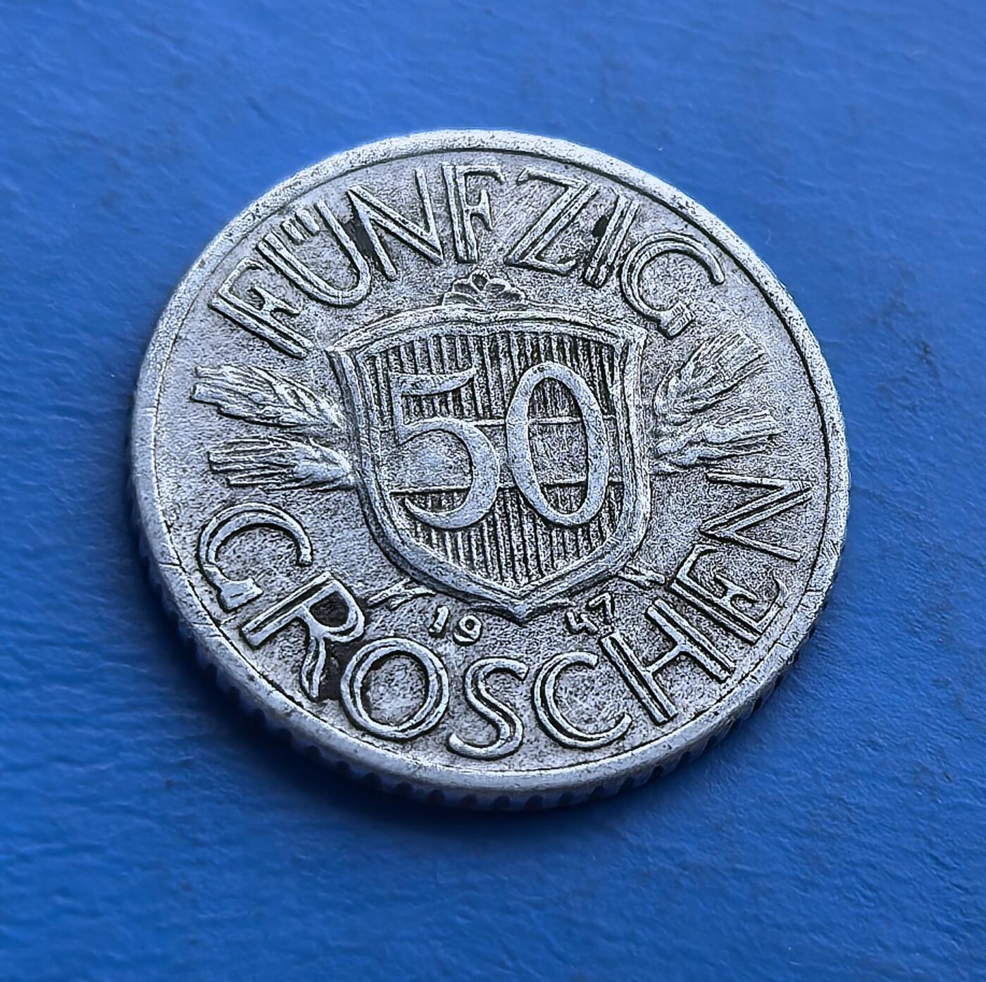 外国优质老铜币高银银币，周六九点倒数截拍，满百包邮，持续收拍 奥地利1947 年 50 格罗申，属第二共和国战后首批发行。正面共和国鹰徽（爪握断链，象征挣脱枷锁），背面麦穗环护面额，凝萃战后重生符号。铝质包浆藏岁月，见证奥地利从废墟到复兴的转折。承载国家主权重建记忆，是中欧战后货币史的亲民标本，适配欧洲币藏与近代史爱好者，解码战火后的重生脉络 。