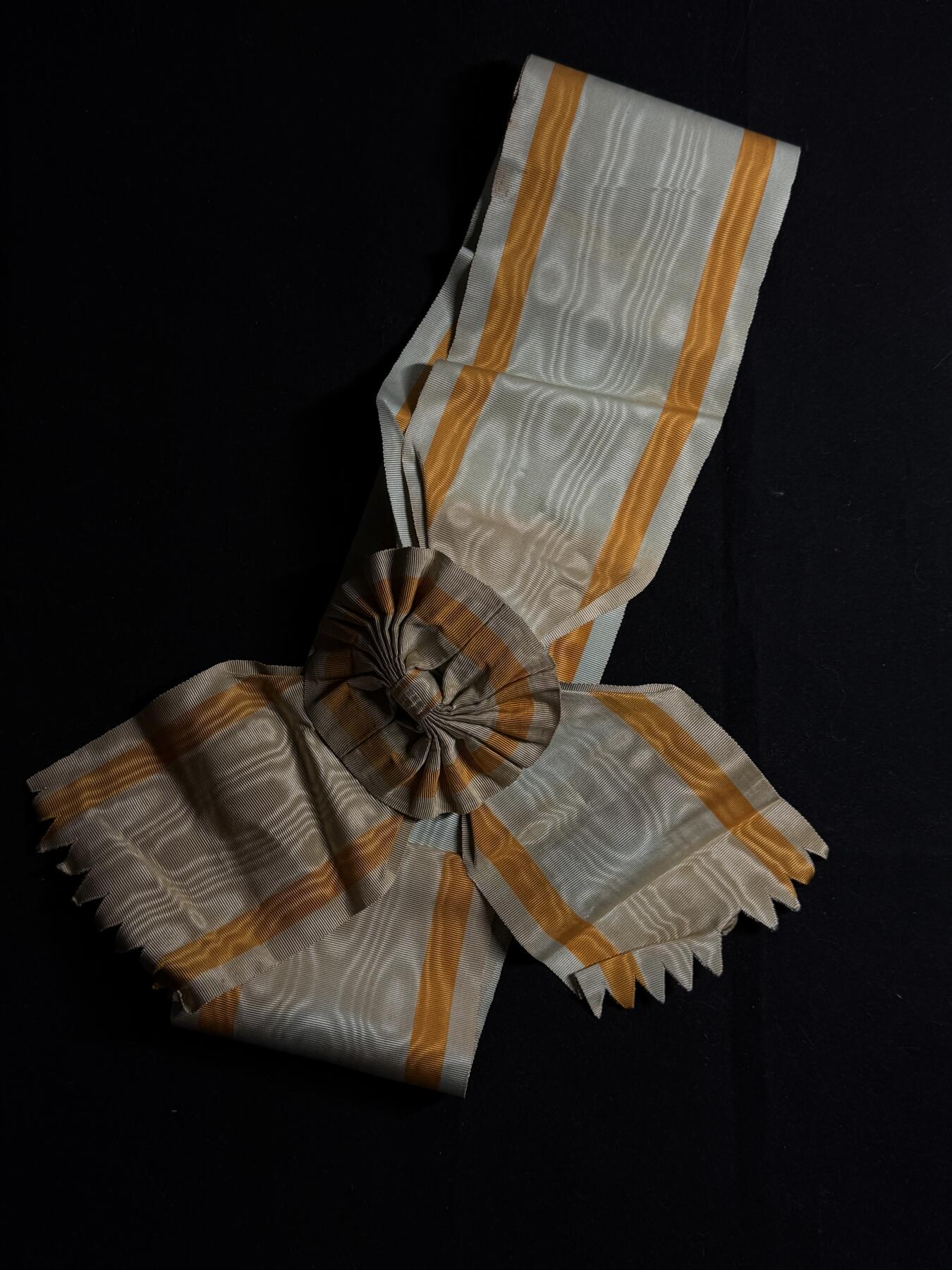 欢庆元旦！戎马世界章牌大赏第109期元旦大拍 勋一等瑞宝章大绶带，正面有老化掉色