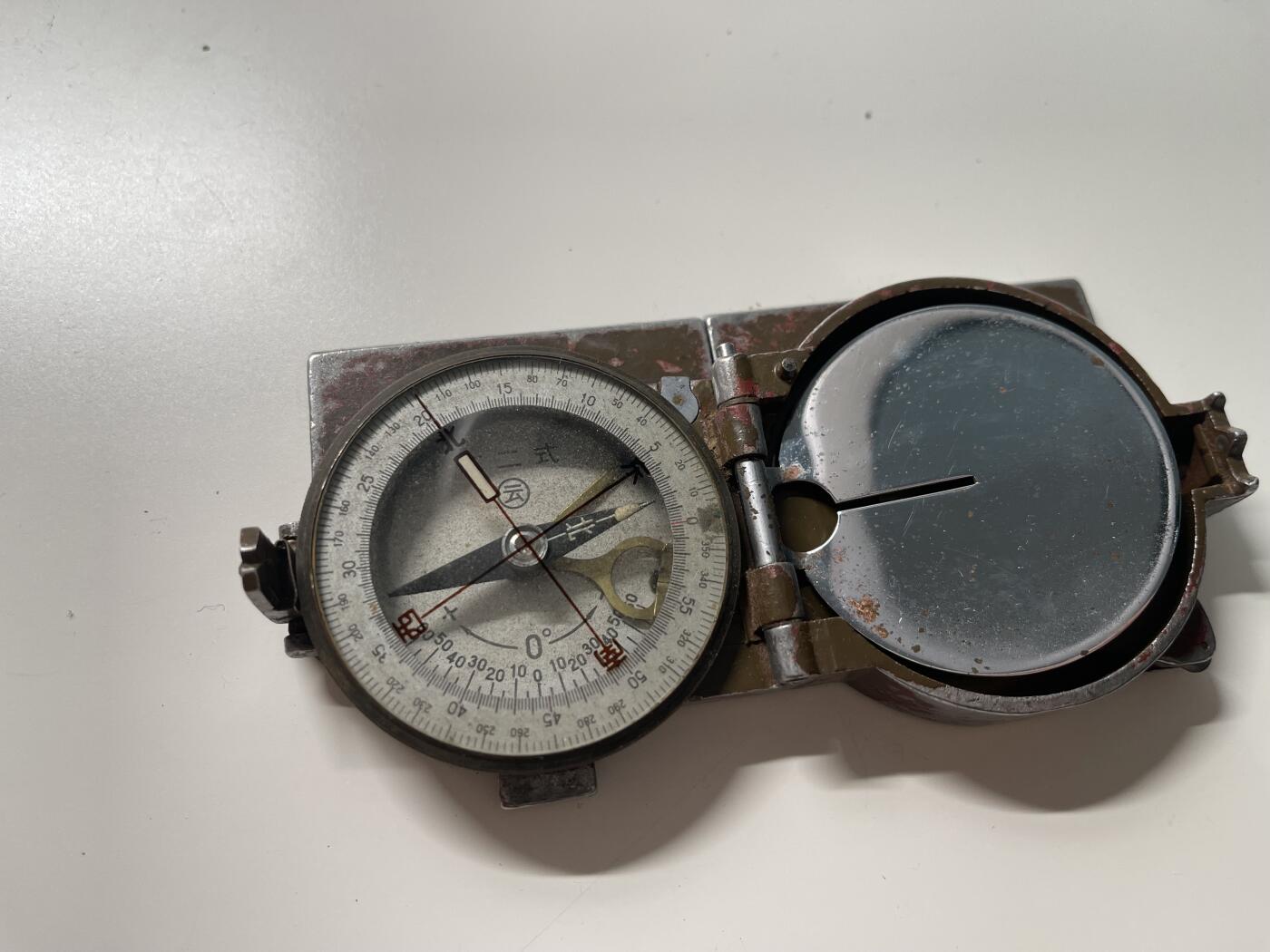 新时代收藏徽章红藏拍卖(第二十九场)  徽章纸品证书杂项 62式指北针 云厂 60年代早期批次黄色版 上下无法关紧 但是方向依然准确 军工级品质