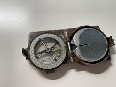 新时代收藏徽章红藏拍卖(第二十九场)  徽章纸品证书杂项 - 62式指北针 云厂 60年代早期批次黄色版 上下无法关紧 但是方向依然准确 军工级品质