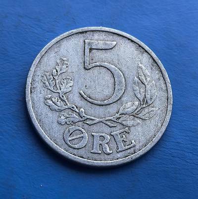 外国优质老铜币高银银币，周六九点倒数截拍，满百包邮，持续收拍 - 丹麦1941年5 欧尔，发行于二战德国占领初期。因铜料匮乏，此为战时首年采用铝制的版本（后续改锌），是货币材质过渡的标志性年份。正面镌克里斯蒂安十世花押与皇冠，背面橡叶、山毛榉叶环绕面值，北欧王室风格鲜明。承载战时资源危机记忆，铝制存世见证工艺变迁，为二战史与丹麦钱币收藏的特色标的。