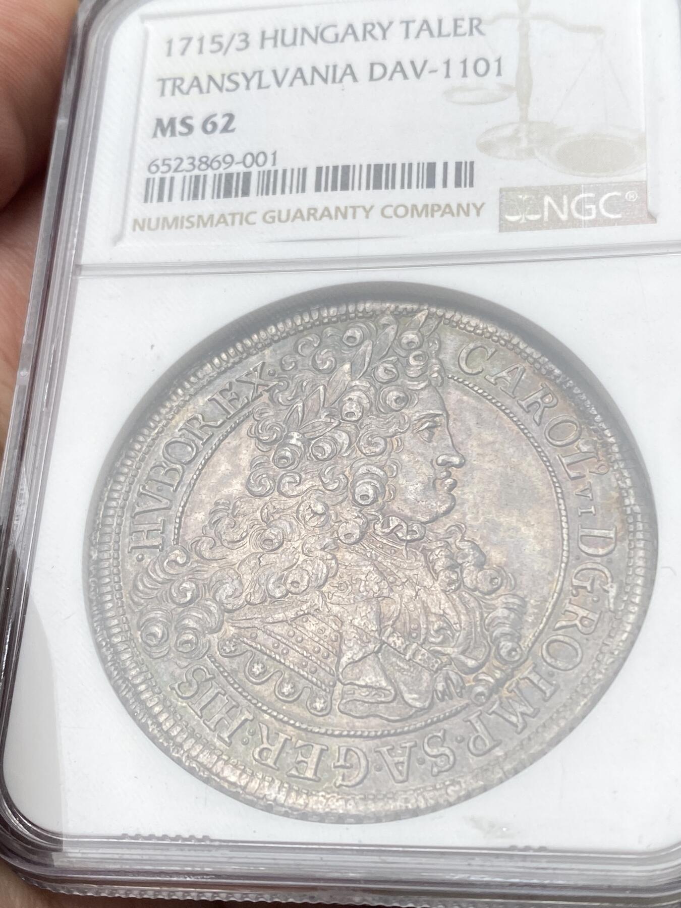 万国钱币拍卖第058期（万国新年大拍） NGC MS62 1715/12年神圣罗马帝国匈牙利卡尔六世双头鹰大泰勒 罕见骑字年份 NGC唯一评论记录冠军分 特兰西瓦尼亚造币厂铸 极为罕见的珍惜神罗泰勒品种 卡尔六世半身像设计仅使用2年 充满光泽的欧陆油彩包浆在币面闪闪发光 双面深打细节完整保留 十几年前HA非骑字年份63分的成交价就超过6000美金 错过难寻的顶级收藏品质