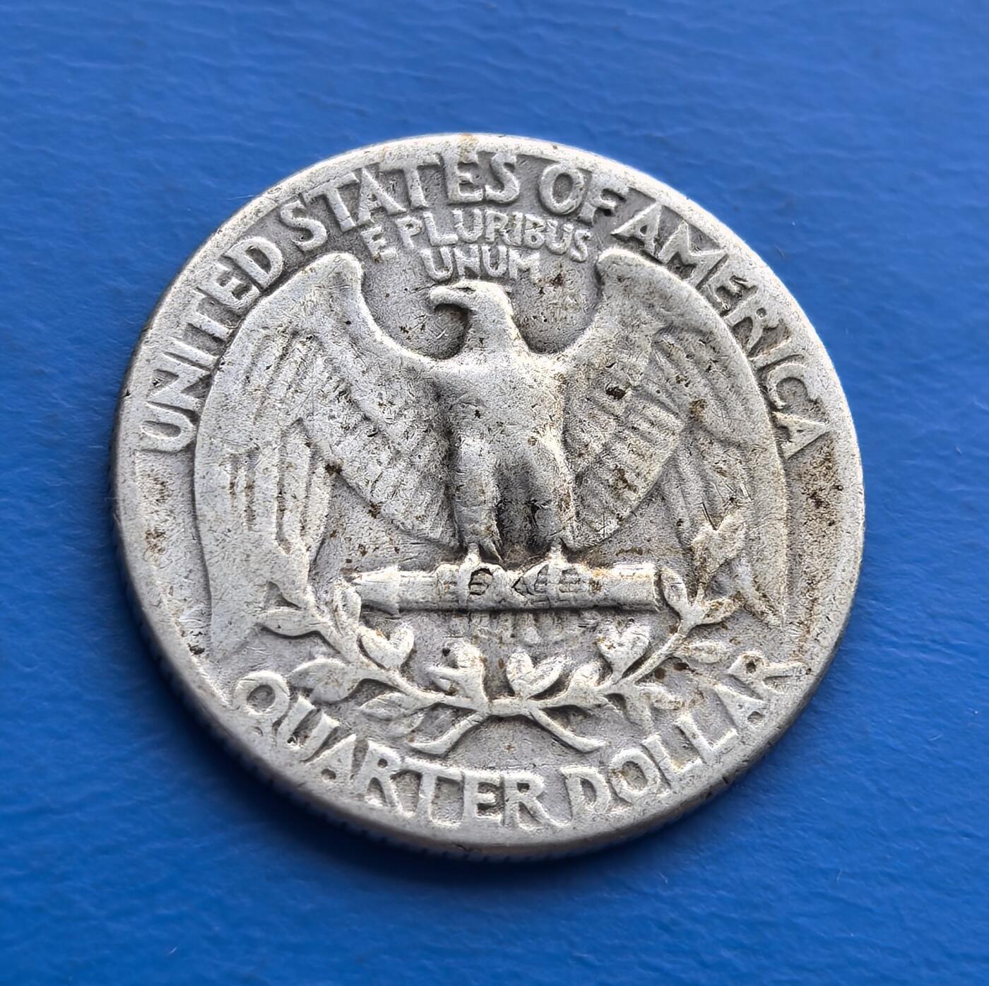 外国优质老铜币高银银币，周六九点倒数截拍，满百包邮，持续收拍 美国1942 年华盛顿 25 美分银币，90% 银质，诞生于二战烽火。正面华盛顿肖像、背面鹰徽，凝萃开国精神与国家符号。战时发行，承载反法西斯岁月记忆，流通包浆藏历史沧桑。银本位属性托底，兼具战争纪念与钱币文化价值，是解码美国二战货币史、填补银币收藏序列的珍贵标的，适配专题藏家与历史追梦者 。