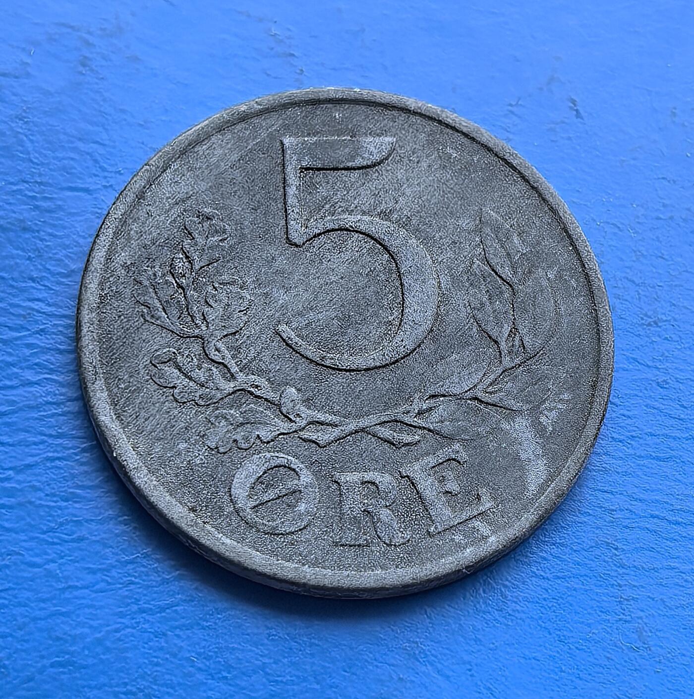 外国优质老铜币高银银币，周六九点倒数截拍，满百包邮，持续收拍 丹麦1943 年5 欧尔硬币，发行于二战丹麦被占领时期，承载特殊历史背景。背面饰克里斯蒂安十世王室纹章（皇冠、花押），正面橄榄枝环绕面值，北欧风格鲜明。近百年包浆厚重，兼具历史纪念性与设计美感，是二战货币、丹麦王室题材收藏的特色标的 。