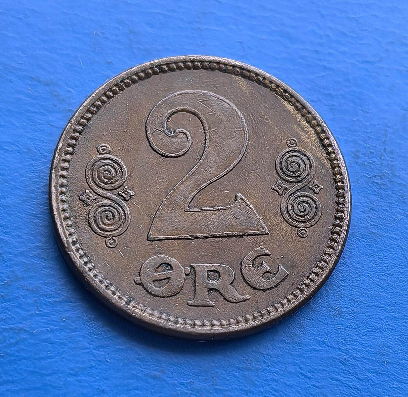 外国优质老铜币高银银币，周六九点倒数截拍，满百包邮，持续收拍 丹麦1923年2 欧尔铜币，属克里斯蒂安十世统治期（一战后稳定阶段）。正面镌王室花押（C 环绕 X）、皇冠，隐现工匠标记；背面螺旋纹伴 “2 ØRE”，北欧风格浓郁。青铜包浆厚重，百年岁月凝萃，集王权符号与传统工艺，是丹麦君主制钱币收藏的经典早期标本 。