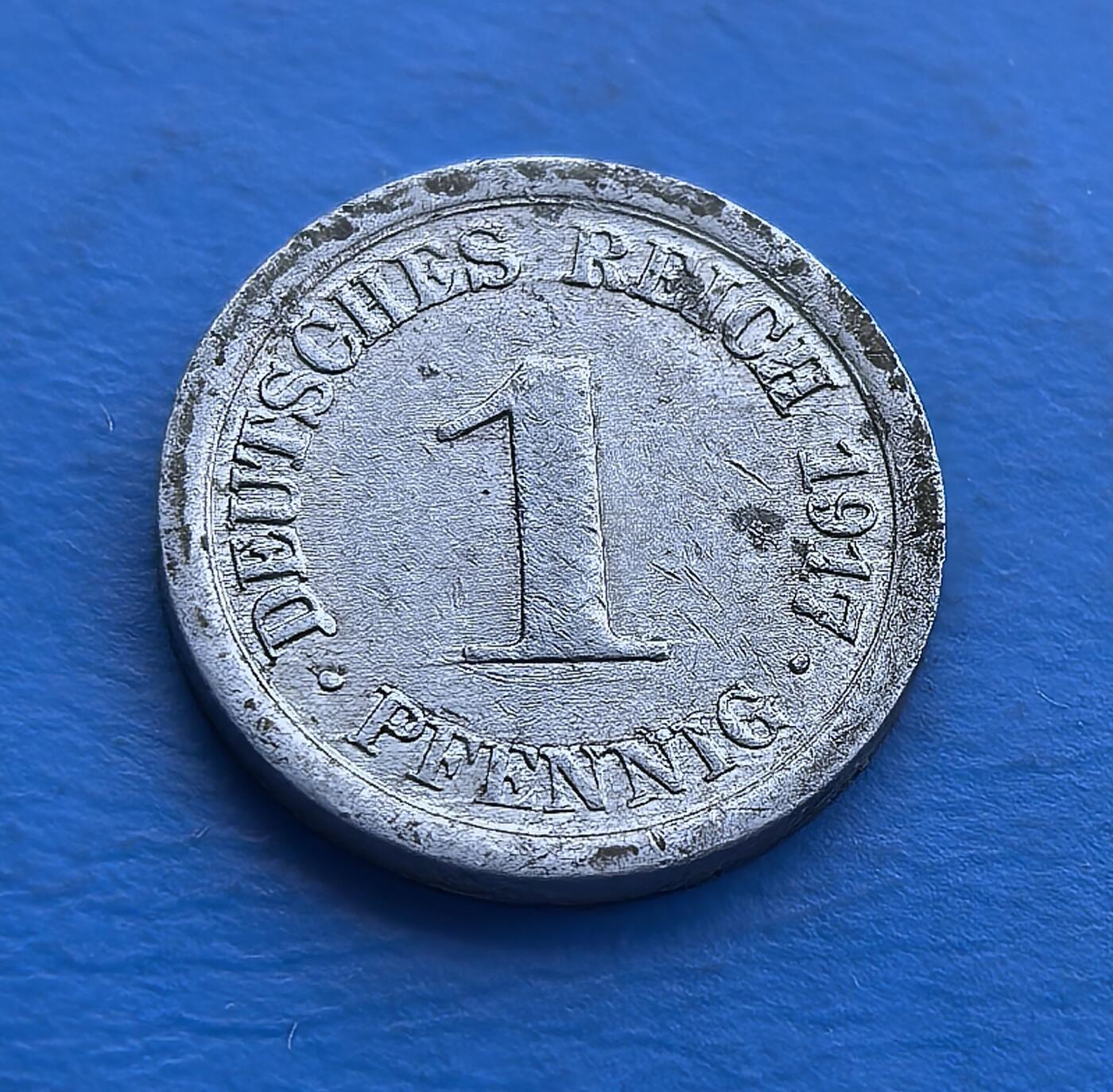 外国优质老铜币高银银币，周六九点倒数截拍，满百包邮，持续收拍 德国 1917 年1 芬尼，铸于德意志帝国一战末期。战时资源匮乏，正面帝国鹰徽（王权象征），背面标面额与年份。见证一战对货币的冲击，承载战争年代社会脉络。虽经岁月磨损，仍留存帝国时代印记，是解码德国一战史、帝国币制的亲民标本，适配军事史与欧洲古币藏家 。