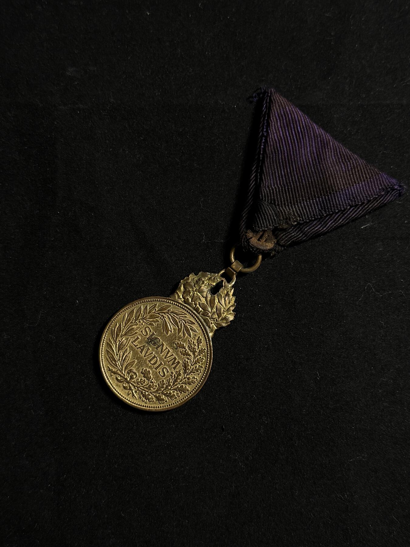 欢庆元旦！戎马世界章牌大赏第109期元旦大拍 奥匈帝国铜级军事功绩奖章，带剑饰，卡尔版，绶带有严重染色破损