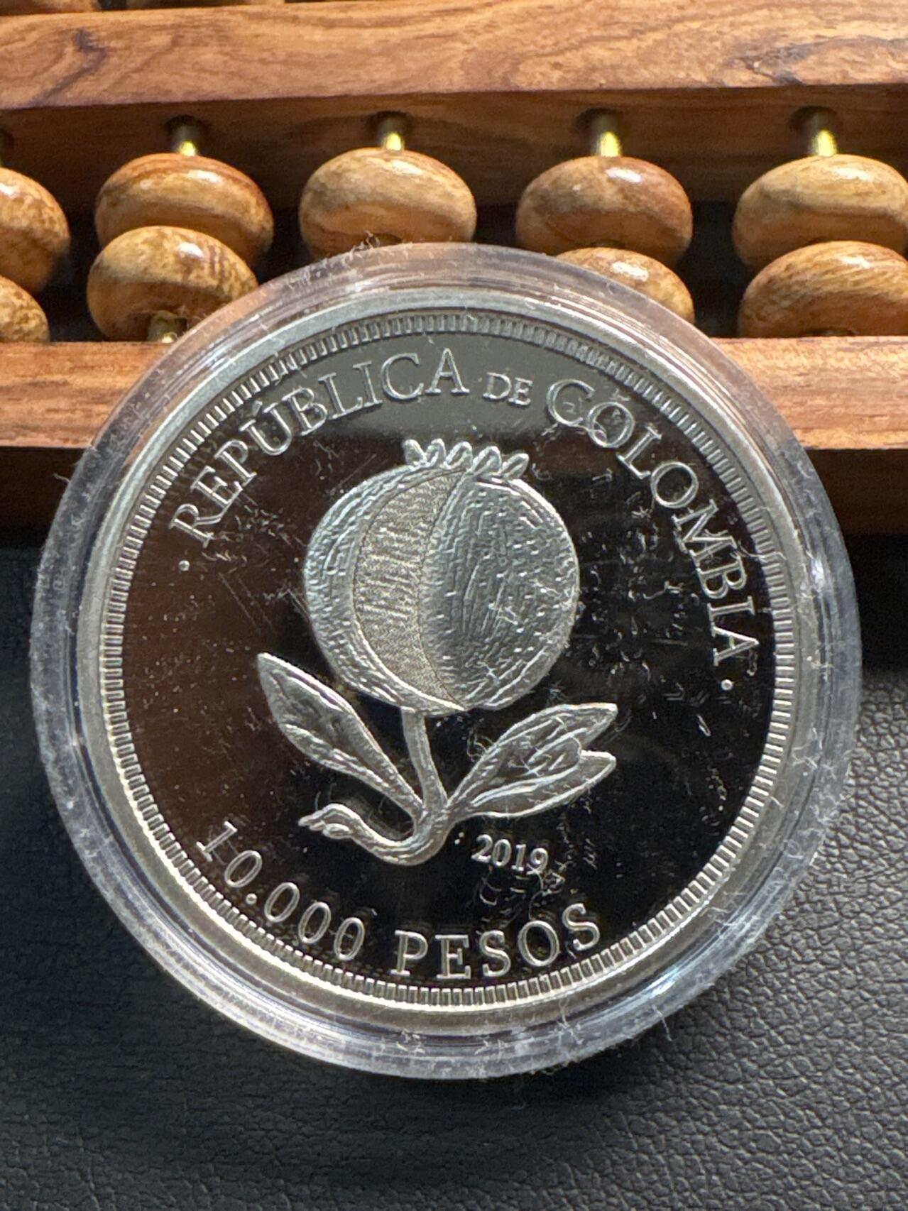 ❤️【币观天下】❤️ 第336期钱币拍卖- 2025.12.26周五晚上6点半场-长期征集拍品 哥伦比亚独立200周年单面精制1万比索纪念币含袋子证书