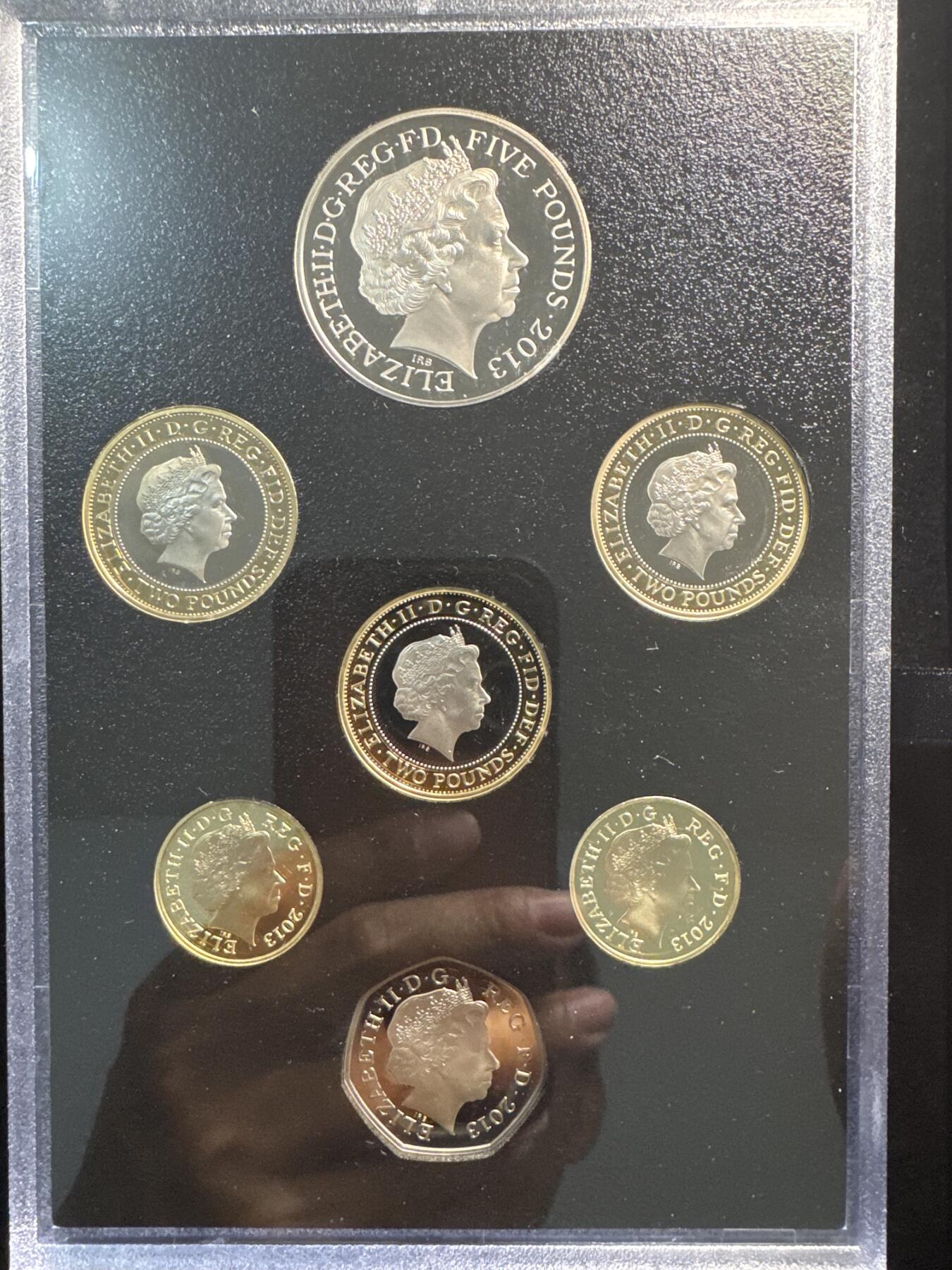 ❤️【币观天下】❤️ 第336期钱币拍卖- 2025.12.26周五晚上6点半场-长期征集拍品 英国2013年 年度精制套币 盒证全