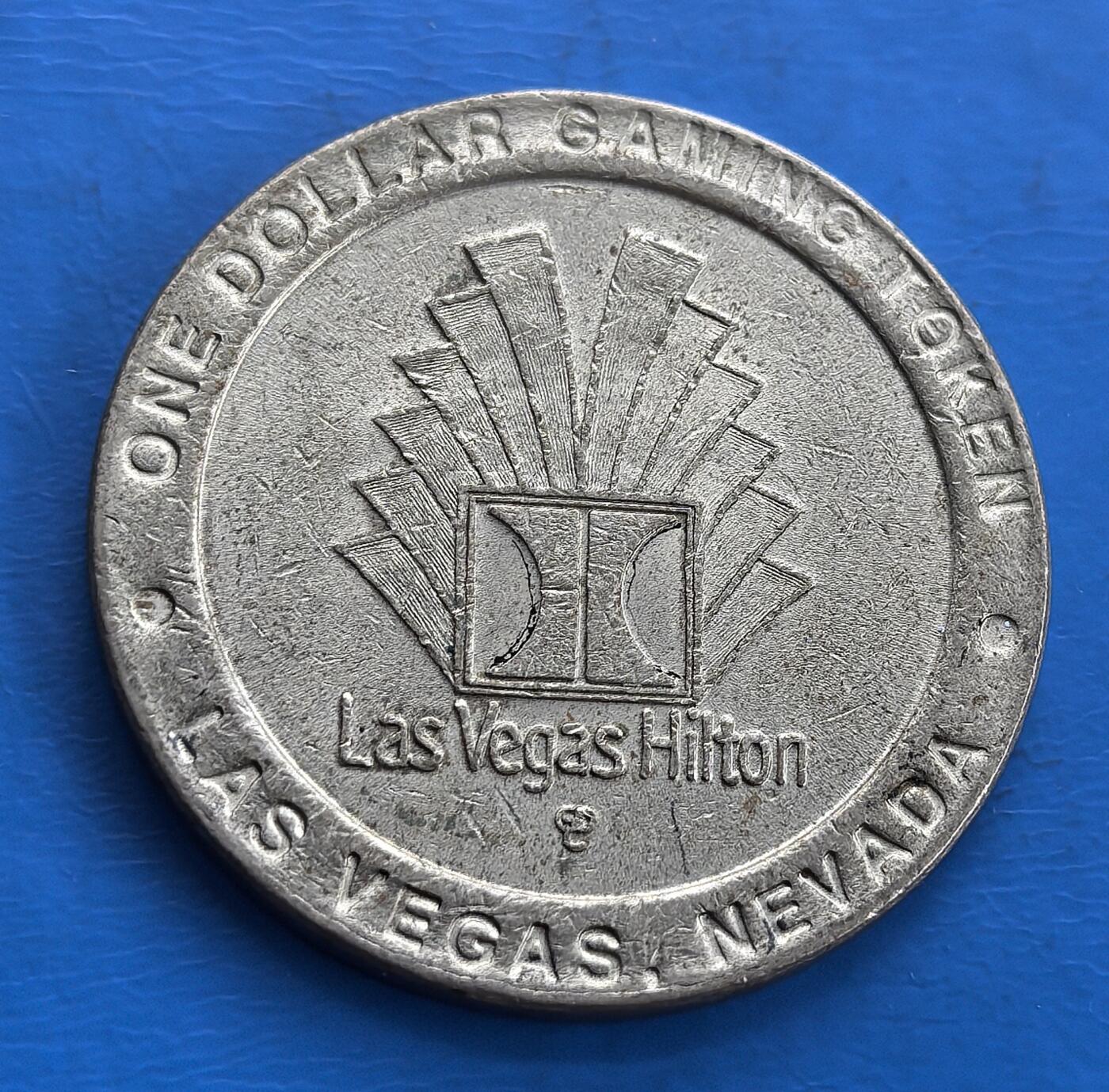 外国优质老铜币高银银币，周六九点倒数截拍，满百包邮，持续收拍 拉斯维加斯希尔顿赌场 1 元代币，太空主题 + 赌城地标，金属包浆显复古，承载娱乐文化，小众收藏里的赌城记忆标本 。直径37mm，重21克