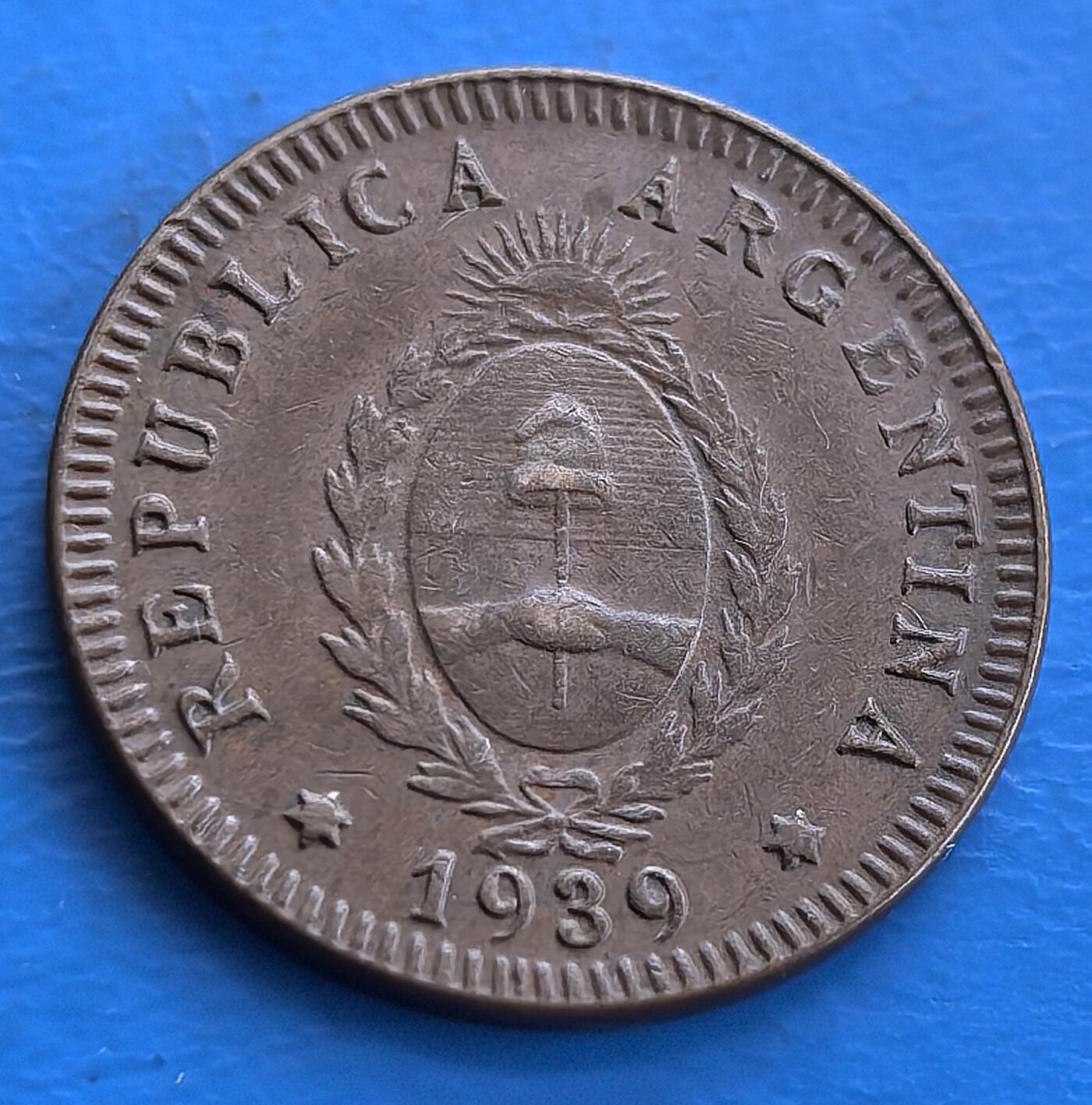 外国优质老铜币高银银币，周六九点倒数截拍，满百包邮，持续收拍 阿根廷1939 年 2 分铜币，正面国徽嵌五月太阳、自由之竿，背面花环绕币值。百年包浆，藏南美共和脉络，拉美货币收藏的地域符号 。