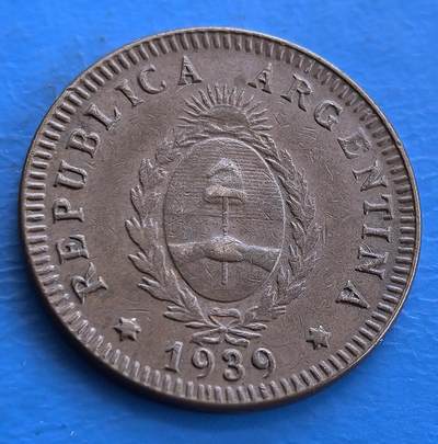 外国优质老铜币高银银币，周六九点倒数截拍，满百包邮，持续收拍 - 阿根廷1939 年 2 分铜币，正面国徽嵌五月太阳、自由之竿，背面花环绕币值。百年包浆，藏南美共和脉络，拉美货币收藏的地域符号 。