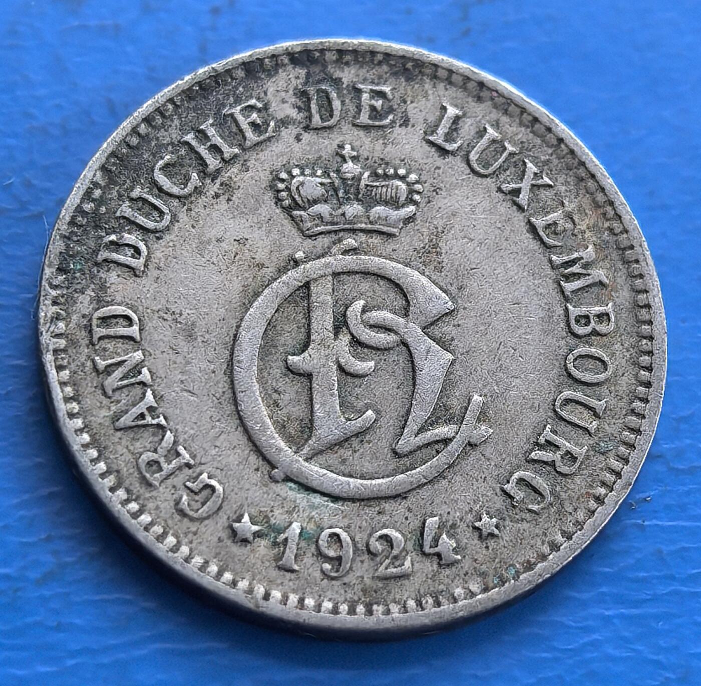 外国优质老铜币高银银币，周六九点倒数截拍，满百包邮，持续收拍 卢森堡1924 年 10 分，正面王室花押配王冠，背饰月桂枝，承载大公国历史，铜镍质地，欧洲王室币藏特色标的 。