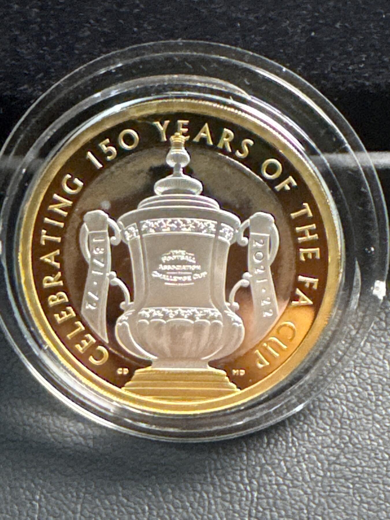 ❤️【币观天下】❤️ 第336期钱币拍卖- 2025.12.26周五晚上6点半场-长期征集拍品 英国2022年 足总杯 2英镑镀金双色纪念银币(有氧化) 盒证全 