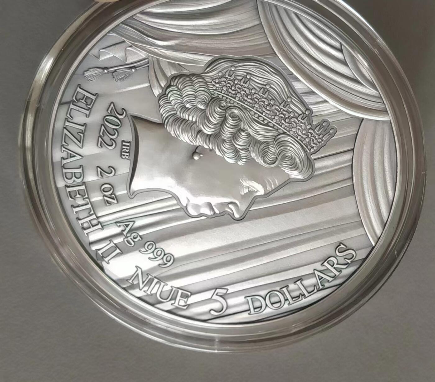 ❤️【币观天下】❤️ 第336期钱币拍卖- 2025.12.26周五晚上6点半场-长期征集拍品 纽埃2022年，世界最著名(比才)歌剧《卡门》，2盎司加大(直径达55mm)，超高、超精浮雕, 仿古、全景、彩色银币. 盒证全. 遵照国际最高银币质量标准制造. 采用“全景”设计，人物与背景充满了画面，超高精细浮雕远、中、近景层次分明，工艺细致. 实物更加立体震撼,非常漂亮. 应景当前巴黎奥运会热门银币. 国外售价350美元