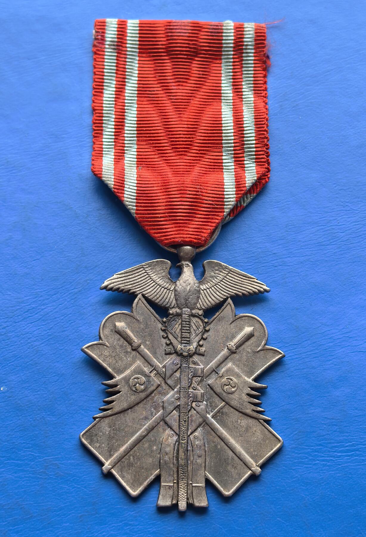 外国优质老铜币高银银币，周六九点倒数截拍，满百包邮，持续收拍 日本纪念章，长106mm含绶带，宽40mm，重21克，材质不明，是否原铸自己辨别，售出不退