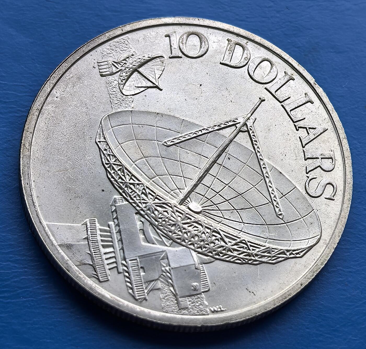 外国优质老铜币高银银币，周六九点倒数截拍，满百包邮，持续收拍 新加坡 1978 年 10 元银币，含银 50%（重 31.1g）。背面雕刻卫星通信天线，定格科技进步瞬间；正面国徽搭配马来、英、泰米尔、中文四种文字，诠释多元文化。见证新加坡通信发展里程碑，设计独特、年代厚重，是科技与文化收藏的特色之选 。