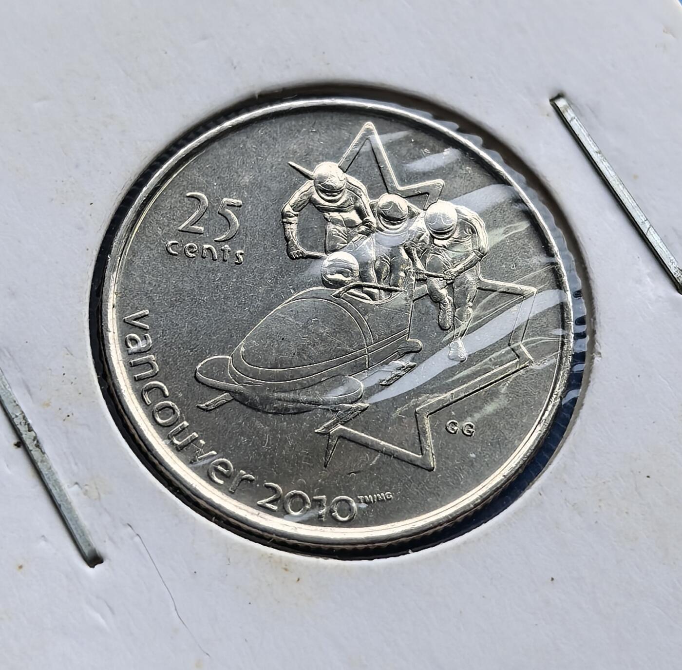 外国优质老铜币高银银币，周六九点倒数截拍，满百包邮，持续收拍 加拿大雪橇队冬奥会纪念币。背面捕捉雪橇队竞速瞬间，枫叶轮廓烘托动感张力；正面女王像侧，因纽石刻（原住民符号）与奥运五环呼应，串联王室、文化、体育脉络。