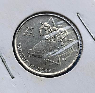 外国优质老铜币高银银币，周六九点倒数截拍，满百包邮，持续收拍 - 加拿大雪橇队冬奥会纪念币。背面捕捉雪橇队竞速瞬间，枫叶轮廓烘托动感张力；正面女王像侧，因纽石刻（原住民符号）与奥运五环呼应，串联王室、文化、体育脉络。