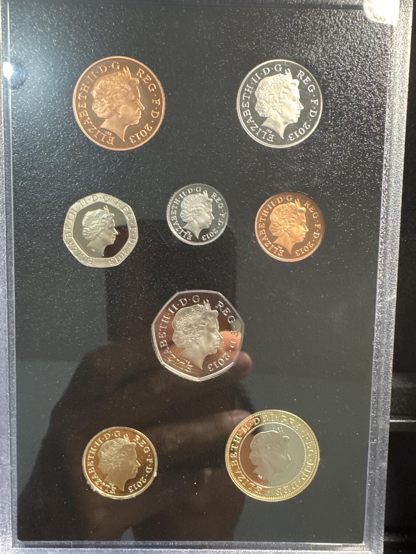 ❤️【币观天下】❤️ 第336期钱币拍卖- 2025.12.26周五晚上6点半场-长期征集拍品 英国2013年 年度精制套币 盒证全