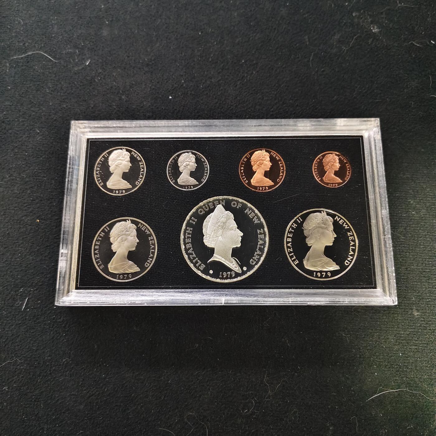 【全场包邮】纯粹捡漏拍489场（免费代拍第26场） 新西兰1979年官方精制套币-含1元纹章（38.8毫米27.2克）精制克朗型纪念银币