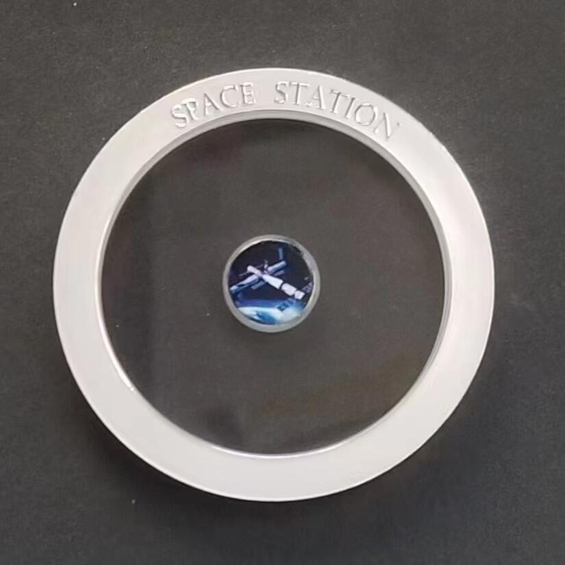 ❤️【币观天下】❤️ 第336期钱币拍卖- 2025.12.26周五晚上6点半场-长期征集拍品 斐济2021年太空站镂空透明镶嵌银币带证书包装