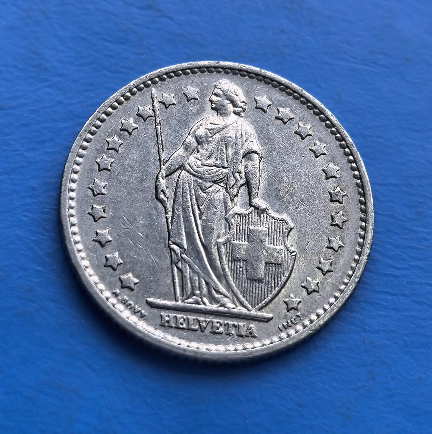 外国优质老铜币高银银币，周六九点倒数截拍，满百包邮，持续收拍 瑞士 1971 年1 法郎，正面 “赫尔维蒂亚” 女神持盾立姿，背面花环环绕币值，延续经典设计。虽为铜镍材质，却承载瑞士中立国文化符号，流通品相凝萃岁月痕迹。