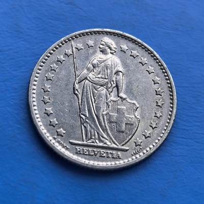 外国优质老铜币高银银币，周六九点倒数截拍，满百包邮，持续收拍 - 瑞士 1971 年1 法郎，正面 “赫尔维蒂亚” 女神持盾立姿，背面花环环绕币值，延续经典设计。虽为铜镍材质，却承载瑞士中立国文化符号，流通品相凝萃岁月痕迹。