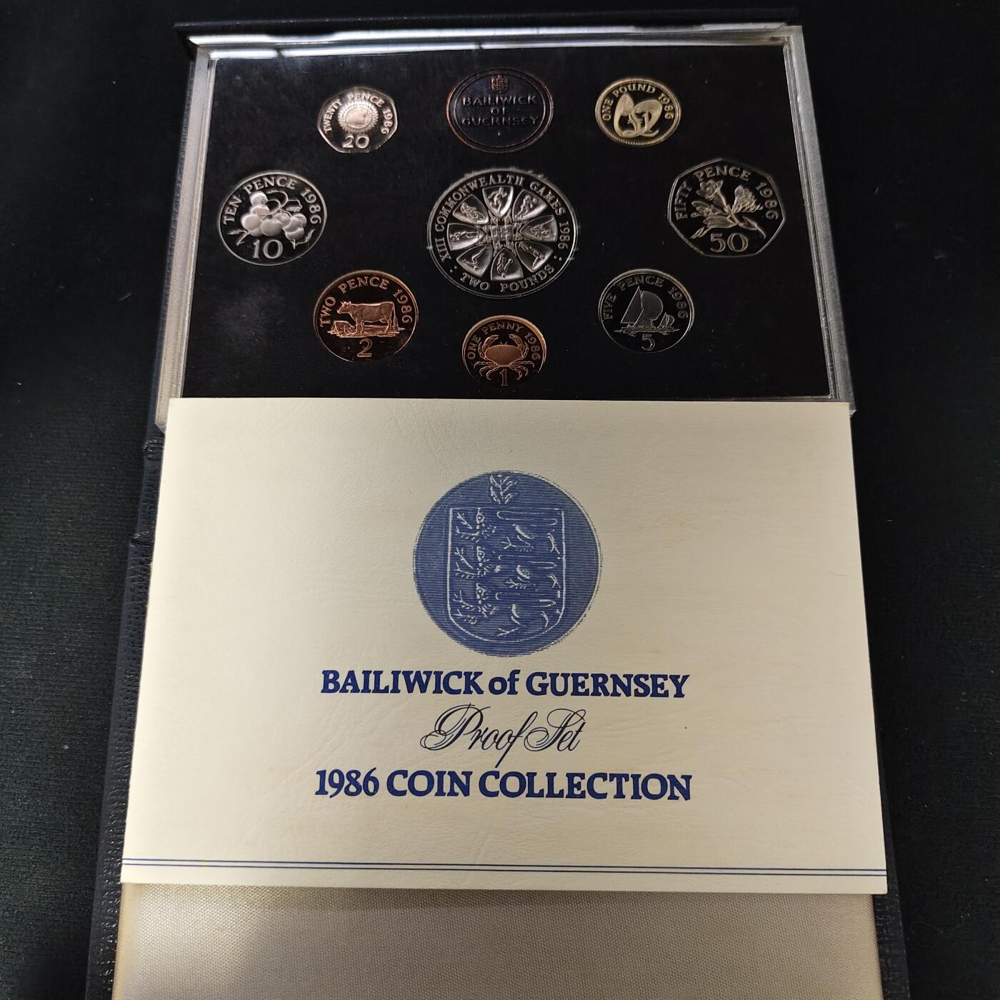 【全场包邮】纯粹捡漏拍489场（免费代拍第26场） 【稀少】根西1986年官方发行英系经典塑盒装精制套币-含2镑爱丁堡英联邦运动会精制克朗币-量2500-PS11