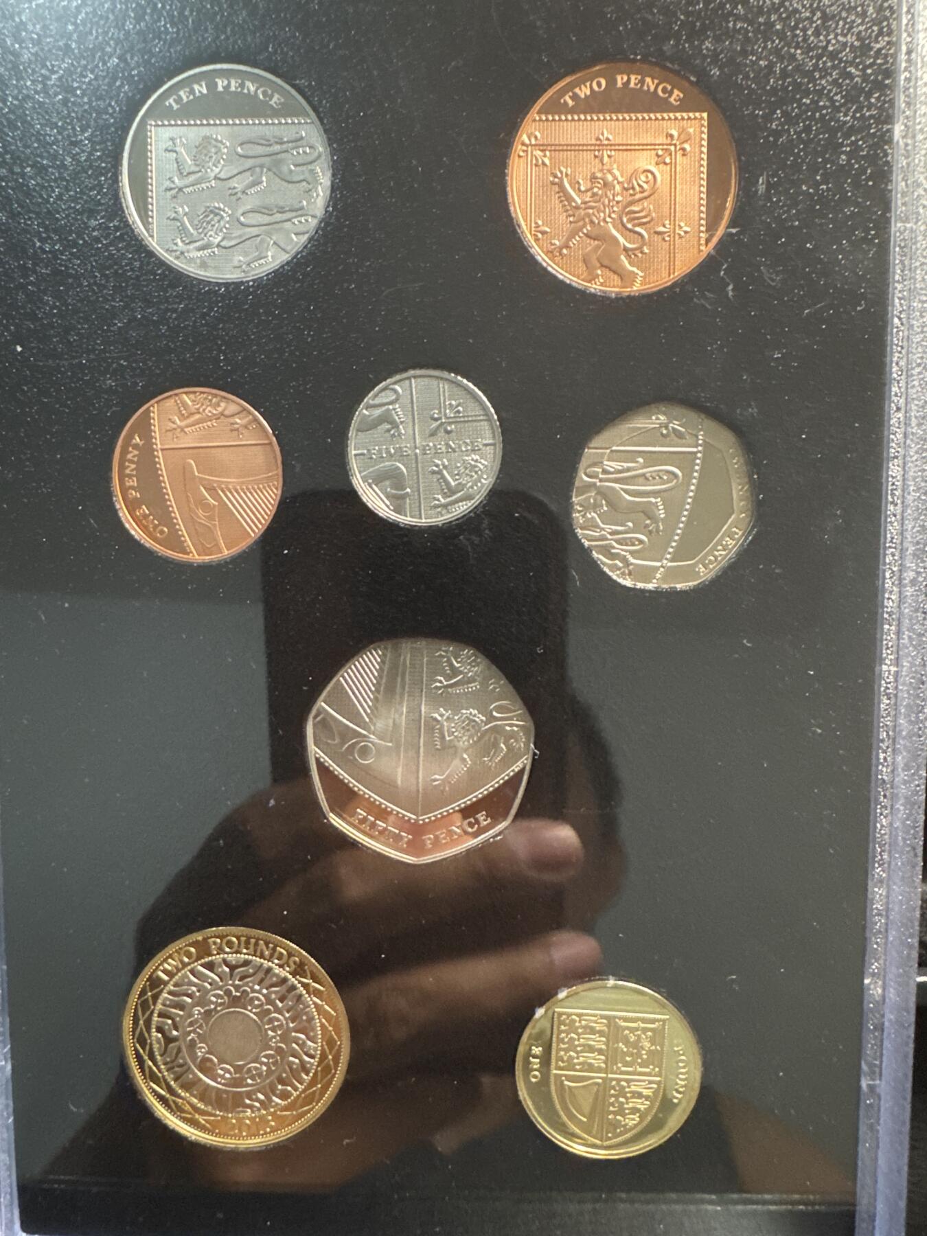 ❤️【币观天下】❤️ 第336期钱币拍卖- 2025.12.26周五晚上6点半场-长期征集拍品 英国2013年 年度精制套币 盒证全