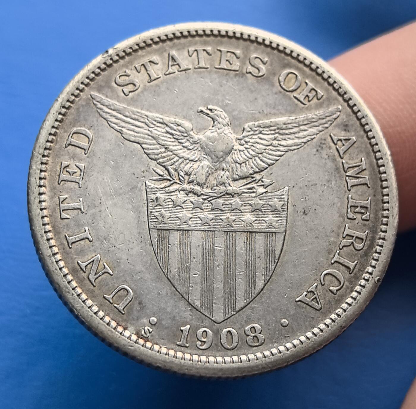 外国优质老铜币高银银币，周六九点倒数截拍，满百包邮，持续收拍 美属菲律宾1908 年1 比索银币，见证美国殖民菲律宾的特殊历史。正面自由女神立铁砧旁，背景火山暗合菲律宾地貌；背面美国鹰徽与盾牌，融合美式符号。银币质地，历经百年仍细节可辨，岁月包浆更添厚重。作为殖民时期货币，设计藏东西文化碰撞，存世随时间递减，是历史与钱币藏家追寻的稀缺标的，承载殖民史与艺术价值双重魅力 。