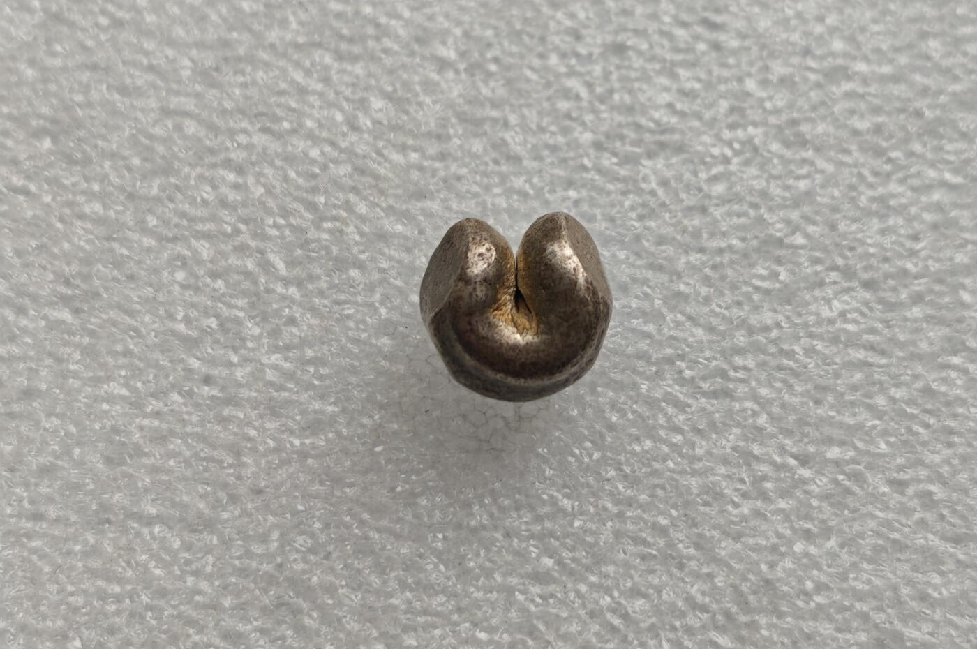 瓶子🏺第222期拍卖会  泰国拉玛三世神庙和法轮图案屁股锭银锭  品相很好