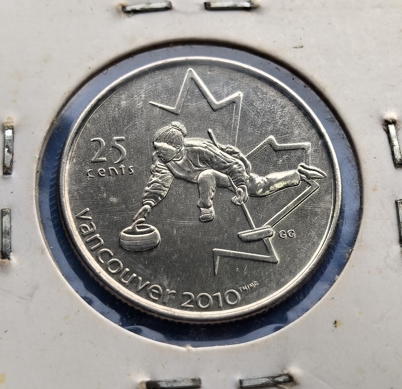 外国优质老铜币高银银币，周六九点倒数截拍，满百包邮，持续收拍 加拿大冰壶运动冬奥会纪念币。背面刻画冰壶选手竞技姿态，嵌入枫叶轮廓（加拿大象征）；正面女王像旁，因纽石刻（原住民文化符号）与奥运五环交融，凝萃多元文化。见证加拿大冬奥荣耀。冬奥题材稀缺，串联体育、王室、原住民精神，是解码温哥华冬奥、填补世界币收藏的珍贵标本，适配体育与文化藏家 。