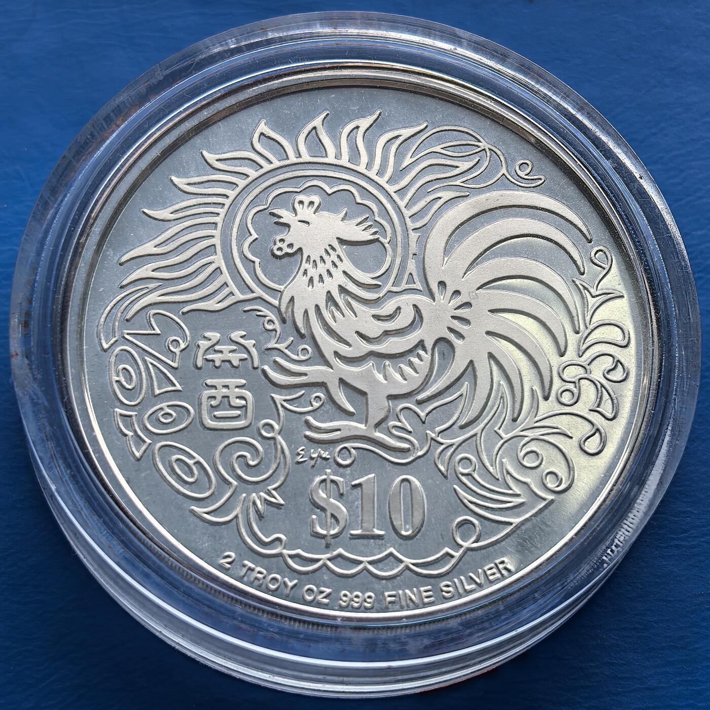 外国优质老铜币高银银币，周六九点倒数截拍，满百包邮，持续收拍 新加坡 1993 年发行的生肖鸡年银币，2 盎司 999 纯银材质，正面是新加坡国徽，背面是生肖鸡图案，融合生肖文化与新加坡特色，兼具收藏价值与文化意义，是生肖币与新加坡钱币收藏的不错选择 。