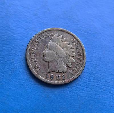外国优质老铜币高银银币，周六九点倒数截拍，满百包邮，持续收拍 - 美国印第安人头像1902 年一美分。正面印第安头饰凝萃殖民时代文化符号，背面橡叶花环延续经典设计；青铜材质经百年包浆，尽显岁月厚重。发行于西进运动尾声，见证美国社会扩张与文化碰撞。