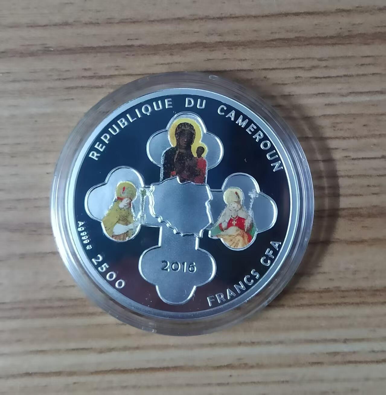 ❤️【币观天下】❤️ 第336期钱币拍卖- 2025.12.26周五晚上6点半场-长期征集拍品 【龙头币】喀麦隆2016年，基督教世界青年节系列(1)-世界青年日(波兰克拉科夫)，彩色精制纪念银币. 盒证全. 极其少见的“十字剑🗡️”图案. 稀有少见漂亮银币. 国外售价165美元.