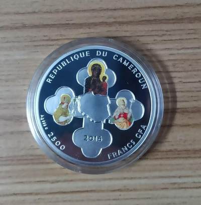 ❤️【币观天下】❤️ 第336期钱币拍卖- 2025.12.26周五晚上6点半场-长期征集拍品 - 【龙头币】喀麦隆2016年，基督教世界青年节系列(1)-世界青年日(波兰克拉科夫)，彩色精制纪念银币. 盒证全. 极其少见的“十字剑🗡️”图案. 稀有少见漂亮银币. 国外售价165美元.